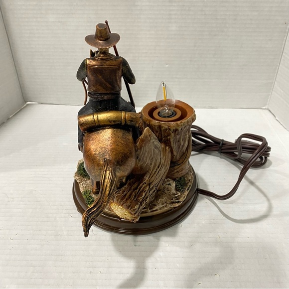 The Bradford Exchange John Wayne Bronze Pride Of The West Hurricane Lamp Read - Picture 4 of 5